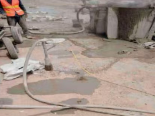 田阳水泥混凝土路面板底注浆技术 路面脱空注浆整治方案