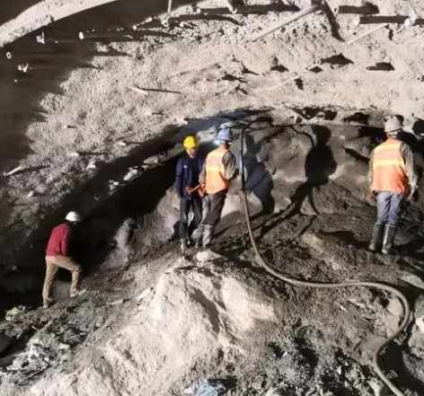 田阳拱顶带模注浆料的施工流程及注意事项